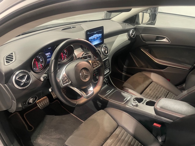 Mercedes CLA 180 AMG-Line met Navi/Garantie
