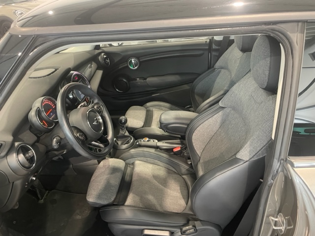 Mini Cooper 1.5i ‘2017’ met Navi/Garantie