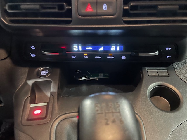 Peugeot Partner 1.2i Premium ‘2022’ met Garantie
