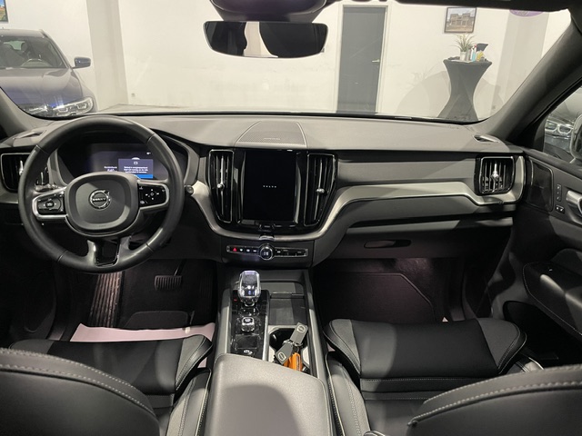 Volvo XC60 2.0i Recharge R-Design ’24 met Garantie
