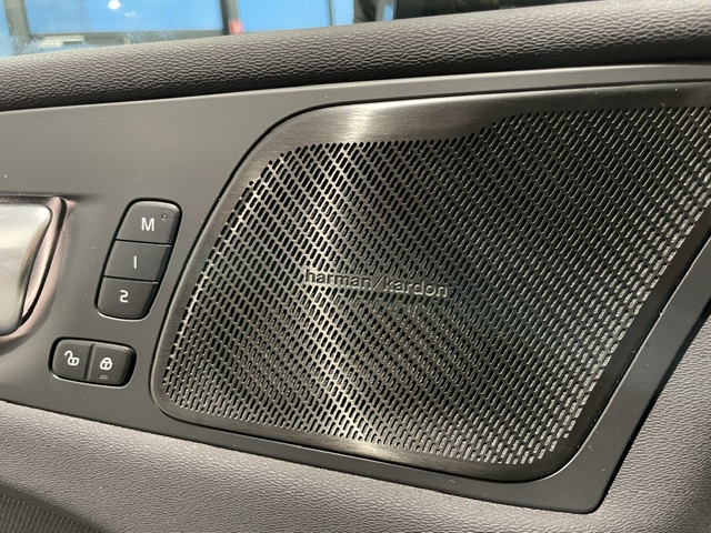Volvo XC60 2.0i Recharge R-Design ’24 met Garantie